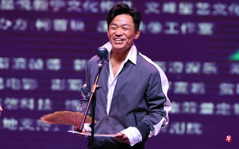 王宝强亲自出席领“最令人失望导演奖”,态度坦荡荡。(互联网) 王宝强亲自出席领“最令人失望导演奖”,态度坦荡荡。(互联网)