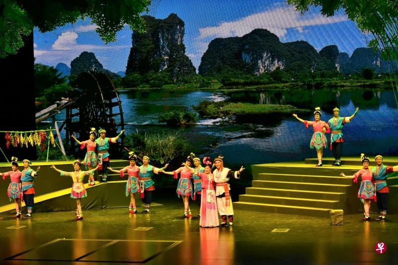 刘三姐(穿长裙者)和情郎李小牛一起高歌。(照片由UnUsUaL Entertainment提供) 刘三姐(穿长裙者)和情郎李小牛一起高歌。(照片由UnUsUaL Entertainment提供)