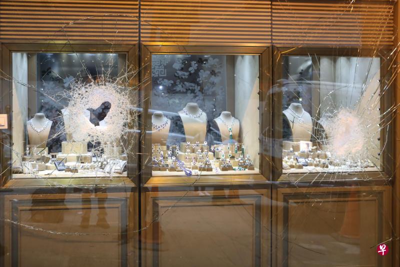 3月26日上午11时许,香港中环威灵顿街一间珠宝店被窃,3名盗匪持铁锤打碎珠宝店橱窗玻璃,掠走一批价值4000万港元钻饰。图为被铁锤砸坏的玻璃橱窗。 (中新社) 3月26日上午11时许,香港中环威灵顿街一间珠宝店被窃,3名盗匪持铁锤打碎珠宝店橱窗玻璃,掠走一批价值4000万港元钻饰。图为被铁锤砸坏的玻璃橱窗。 (中新社)