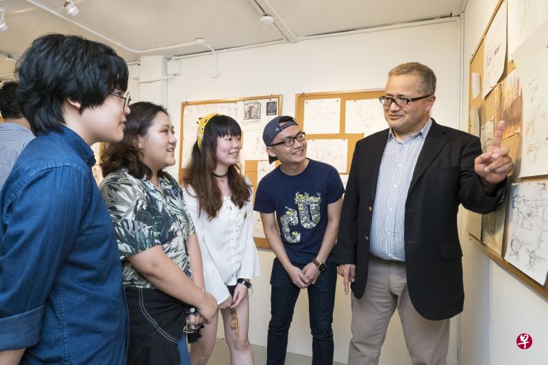 山贺博之(右)向参观者讲解动画片草图。(拉萨尔艺术学院提供) 山贺博之(右)向参观者讲解动画片草图。(拉萨尔艺术学院提供)