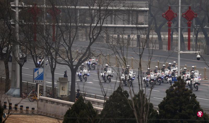 一支相信载送了朝鲜神秘贵宾的车队昨天在中国警车的开道护送下经过北京长安街。（路透社）