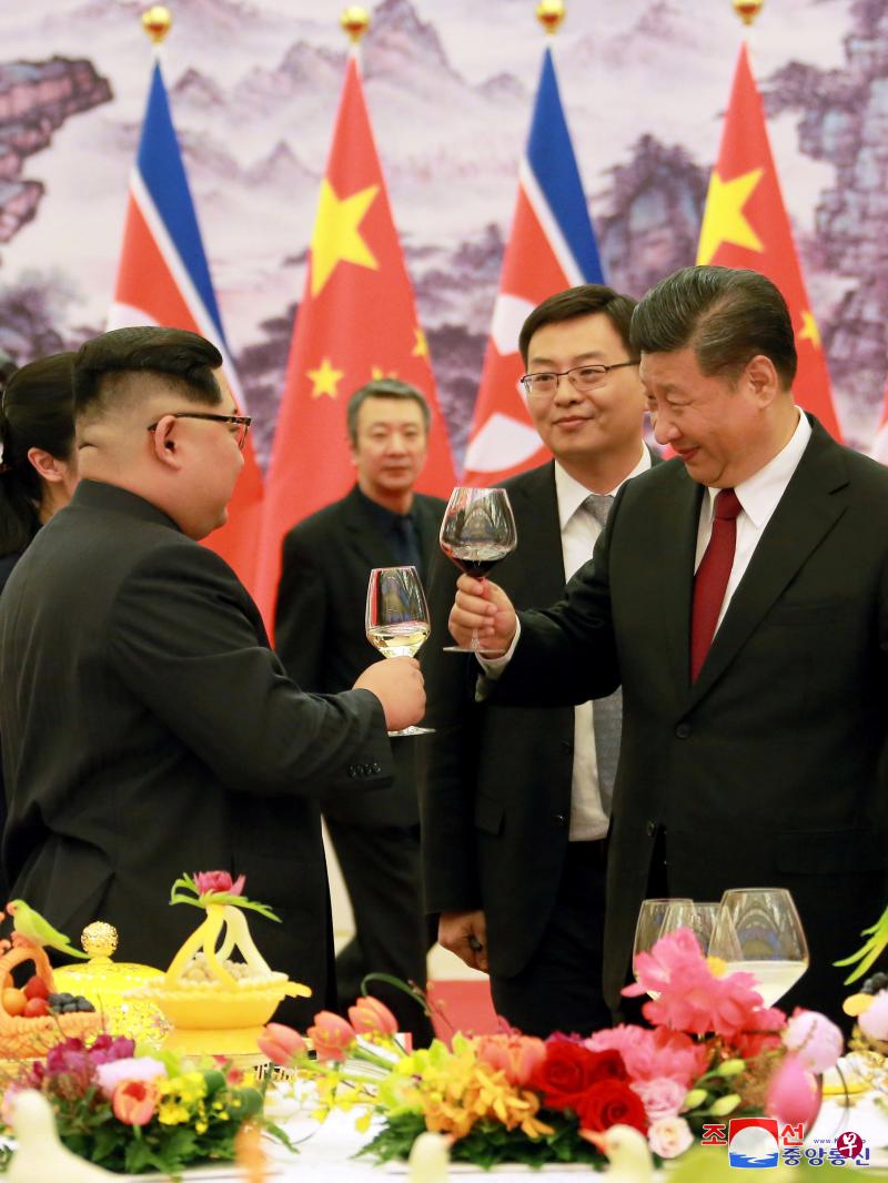 习近平和夫人彭丽媛为金正恩和夫人李雪主举行了欢迎宴会。(路透社/朝中社) 习近平和夫人彭丽媛为金正恩和夫人李雪主举行了欢迎宴会。(路透社/朝中社)