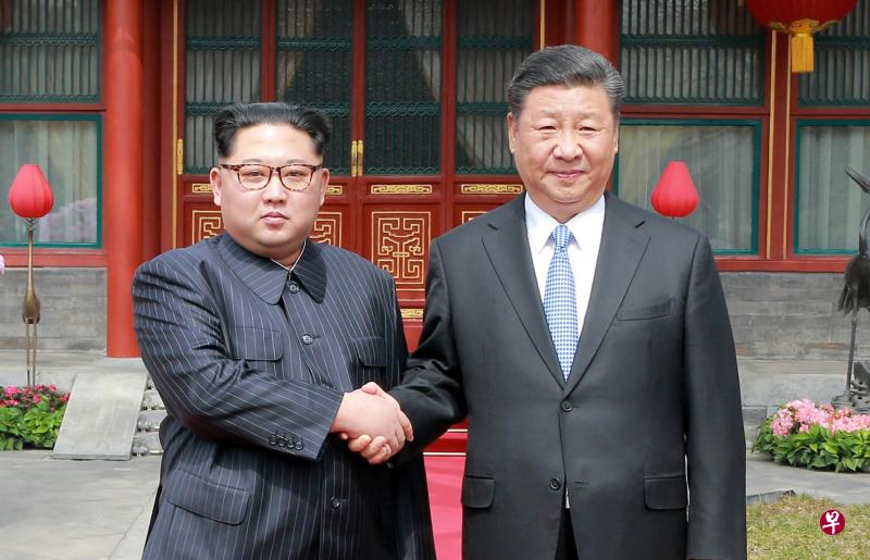 中国国家主席习近平(右)在钓鱼台国宾馆养源斋为朝鲜最高领导人金正恩设午宴。养源斋昔日是清代皇帝的行宫、皇家园林。“养源斋”三字为乾隆皇帝题写,目前专门接待访华的外国政要,并被视为最高规格的接待场地,因此也有“小中南海”之称。习近平还曾在此设宴款待国民党前荣誉主席连战、韩国前总统朴槿惠和美国前总统奥巴马等人。(朝中社) 中国国家主席习近平(右)在钓鱼台国宾馆养源斋为朝鲜最高领导人金正恩设午宴。养源斋昔日是清代皇帝的行宫、皇家园林。“养源斋”三字为乾隆皇帝题写,目前专门接待访华的外国政要,并被视为最高规格的接待场地,因此也有“小中南海”之称。习近平还曾在此设宴款待国民党前荣誉主席连战、韩国前总统朴槿惠和美国前总统奥巴马等人。(朝中社)
