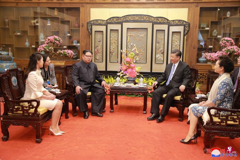 中国国家主席习近平(右二)和夫人彭丽媛(右一)与朝鲜最高领导人金正恩(左二)和夫人李雪主(左一)会面。(档案照) 中国国家主席习近平(右二)和夫人彭丽媛(右一)与朝鲜最高领导人金正恩(左二)和夫人李雪主(左一)会面。(档案照)