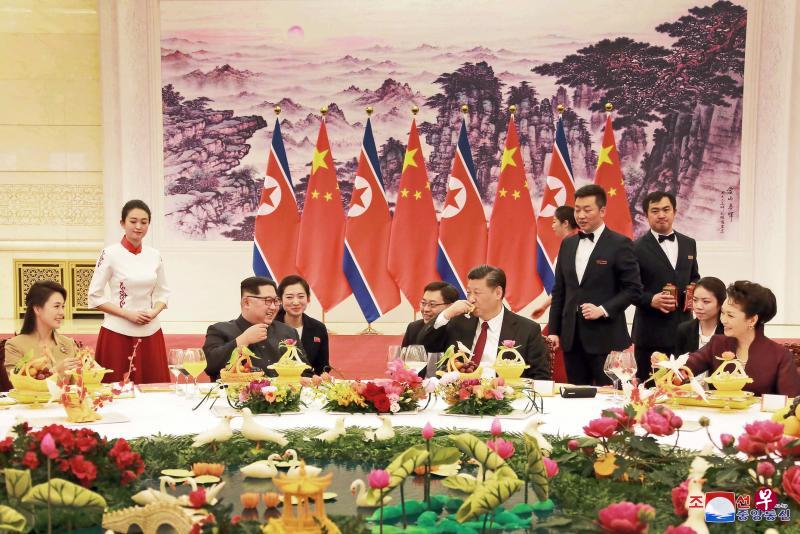 中国国家主席习近平(右二)和夫人彭丽媛(右一)为朝鲜最高领导人金正恩(左二)和夫人李雪主(左一)在人民大会堂设欢迎午宴并共同观看文艺演出。(朝中社) 中国国家主席习近平(右二)和夫人彭丽媛(右一)为朝鲜最高领导人金正恩(左二)和夫人李雪主(左一)在人民大会堂设欢迎午宴并共同观看文艺演出。(朝中社)