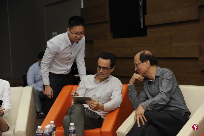 Lazada新加坡总裁朗泰尼耶(Alexis Lanternier)(中)与新加坡零售管理学院副院长何仕良(右)签署备忘录。(Lazada集团提供) Lazada新加坡总裁朗泰尼耶(Alexis Lanternier)(中)与新加坡零售管理学院副院长何仕良(右)签署备忘录。(Lazada集团提供)