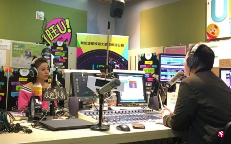 丁当清唱一段《手掌心》献给Cindy和她已病逝的丈夫。 梁静茹力挺范玮琪到底。 (UFM100.3提供) 丁当清唱一段《手掌心》献给Cindy和她已病逝的丈夫。 梁静茹力挺范玮琪到底。 (UFM100.3提供)