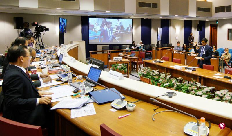 研究网上伪造信息问题的国会特选委员会已在前天结束八场公开听证会。图为拉惹勒南国际关系学院卓越国家安全研究中心主任萨稀贾古玛出席第二场听证会时,宣誓的画面。(通讯及新闻部提供) 研究网上伪造信息问题的国会特选委员会已在前天结束八场公开听证会。图为拉惹勒南国际关系学院卓越国家安全研究中心主任萨稀贾古玛出席第二场听证会时,宣誓的画面。(通讯及新闻部提供)