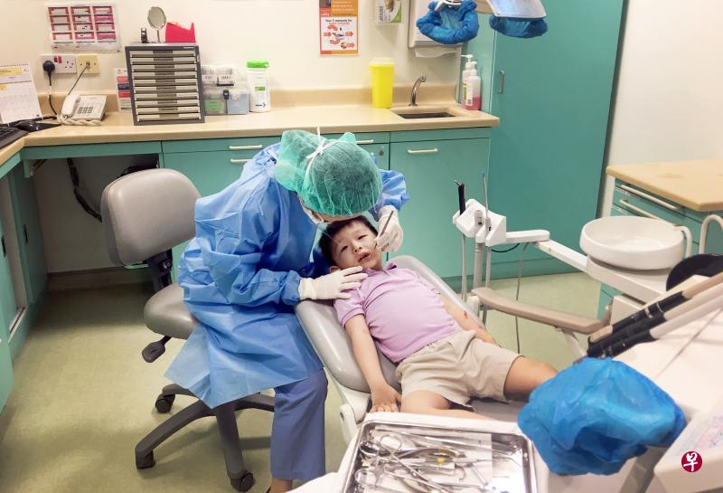 国立牙科中心口腔正畸部门助理顾问宋依霖医生说,视受影响的牙齿位置而定,8岁至12岁一般上是为儿童进行颚骨与牙齿矫正治疗的最佳时期。(黎远漪摄) 国立牙科中心口腔正畸部门助理顾问宋依霖医生说,视受影响的牙齿位置而定,8岁至12岁一般上是为儿童进行颚骨与牙齿矫正治疗的最佳时期。(黎远漪摄)