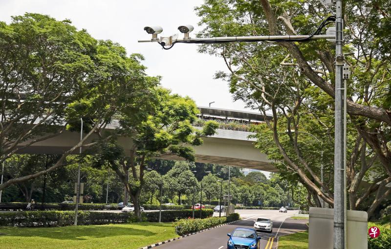 陆交局在西向亚逸拉惹快速公路（AYE）往金文泰支路的灯柱上，安装和测试可自动识别车牌号码的摄像系统及信标。（梁麒麟摄）