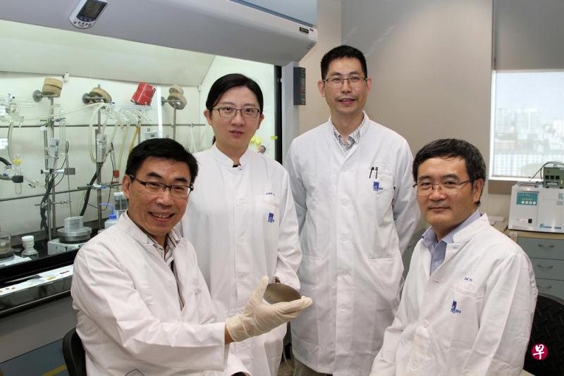 新加坡科技研究局生物工程与纳米科技研究院的这组研究人员发现,如果用氧化锌制成纳米柱,用在人们经常接触的地方,就能有抗菌的效果。(生物工程与纳米科技研究院提供) 新加坡科技研究局生物工程与纳米科技研究院的这组研究人员发现,如果用氧化锌制成纳米柱,用在人们经常接触的地方,就能有抗菌的效果。(生物工程与纳米科技研究院提供)