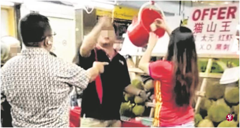 中年男子(左)被指试吃六个榴梿后又故意刁难,气得摊主宁愿退钱给他。(视频截图) 中年男子(左)被指试吃六个榴梿后又故意刁难,气得摊主宁愿退钱给他。(视频截图)