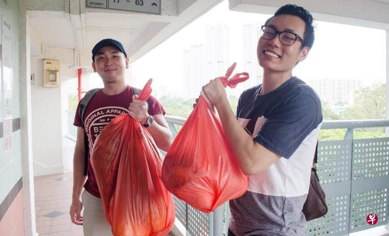 “三剑客”每次出任务时都确保亲力亲为,把一包包食物捐赠给弱势家庭。这些食物的有效日期虽短,但仍可放心食用,三人希望借此改善弱势家庭的伙食。(受访者提供) “三剑客”每次出任务时都确保亲力亲为,把一包包食物捐赠给弱势家庭。这些食物的有效日期虽短,但仍可放心食用,三人希望借此改善弱势家庭的伙食。(受访者提供)