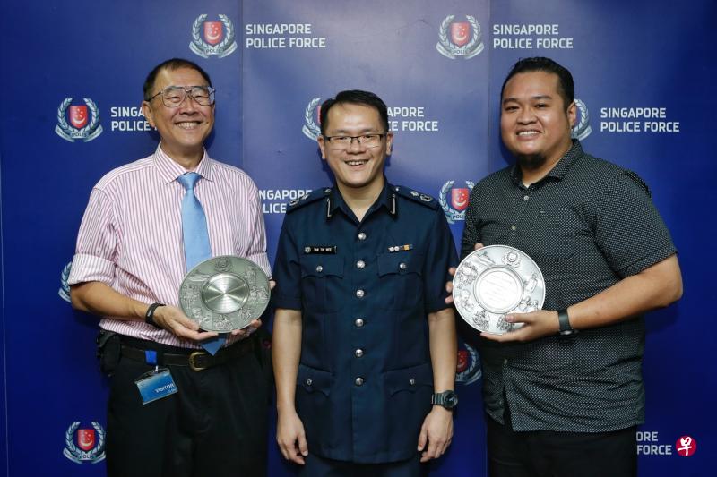 林耀龙医生(左)和莫哈默诺(右),从勿洛警署署长陈珍伟助理警察总监手中接过表扬锡盘。(海峡时报) 林耀龙医生(左)和莫哈默诺(右),从勿洛警署署长陈珍伟助理警察总监手中接过表扬锡盘。(海峡时报)