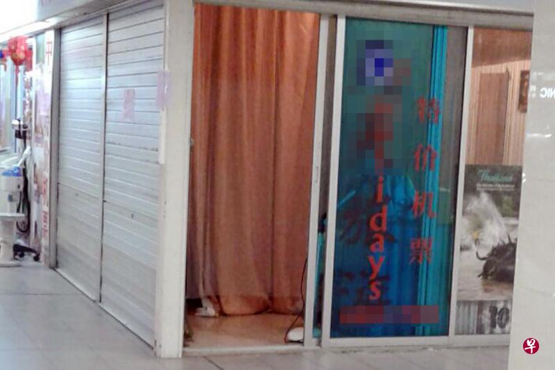 知情者说,这间标着旅行社招牌的店铺其实是色情按摩院。(读者提供) 知情者说,这间标着旅行社招牌的店铺其实是色情按摩院。(读者提供)