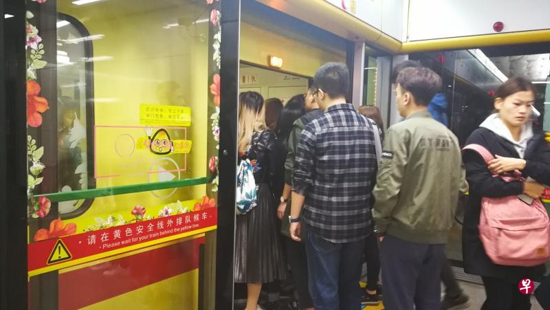 广州地铁一号线在工作日的早晚高峰时段设置女性车厢,但车厢内还是有不少男性乘客。(曾实摄) 广州地铁一号线在工作日的早晚高峰时段设置女性车厢,但车厢内还是有不少男性乘客。(曾实摄)