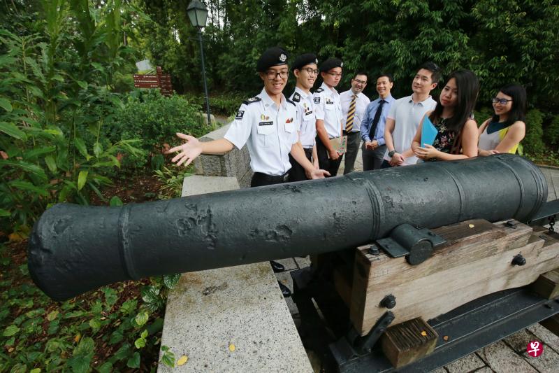 英华学校(自主)圣约翰救伤队制服团体的三名学生都曾参与“制服团遗产徽章计划”,他们在闯关游戏的其中一站向公众讲解福康宁公园的历史。(唐家鸿摄) 英华学校(自主)圣约翰救伤队制服团体的三名学生都曾参与“制服团遗产徽章计划”,他们在闯关游戏的其中一站向公众讲解福康宁公园的历史。(唐家鸿摄)