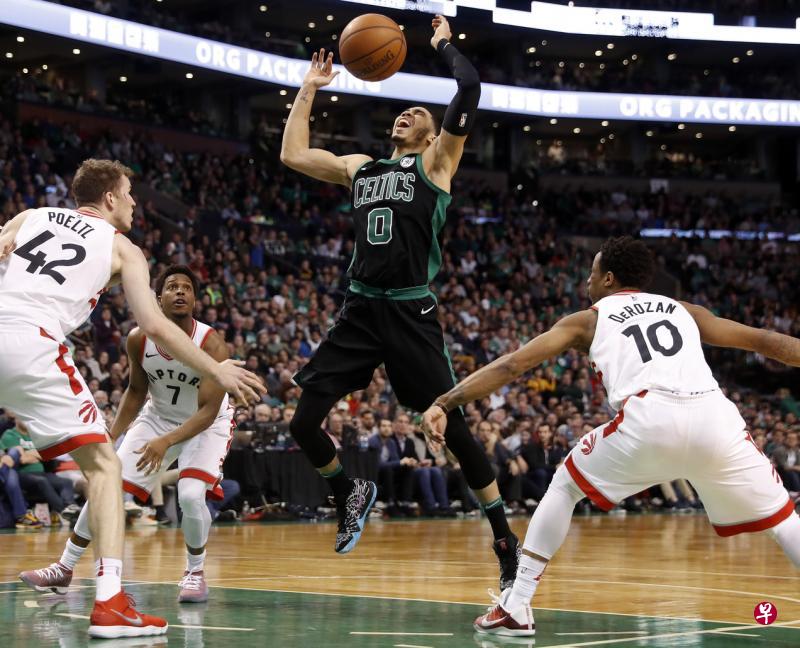 凯尔特人前锋塔图姆(0号)被猛禽后卫德罗赞(10号)犯规后,露出痛苦的表情。(今日美国) 凯尔特人前锋塔图姆(0号)被猛禽后卫德罗赞(10号)犯规后,露出痛苦的表情。(今日美国)