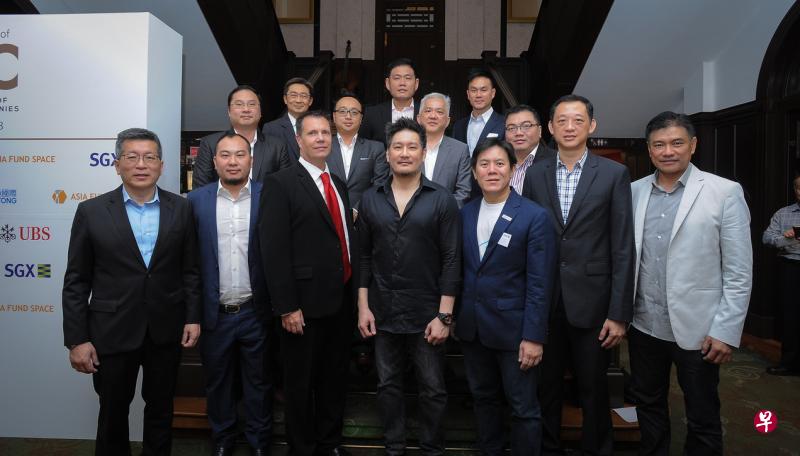 新交所凯利板协会主席里卡德(前排左三)与新交所股票及固定收益主管周士达(前排右三)上个月见证协会成立。(新交所凯利板协会提供) 新交所凯利板协会主席里卡德(前排左三)与新交所股票及固定收益主管周士达(前排右三)上个月见证协会成立。(新交所凯利板协会提供)