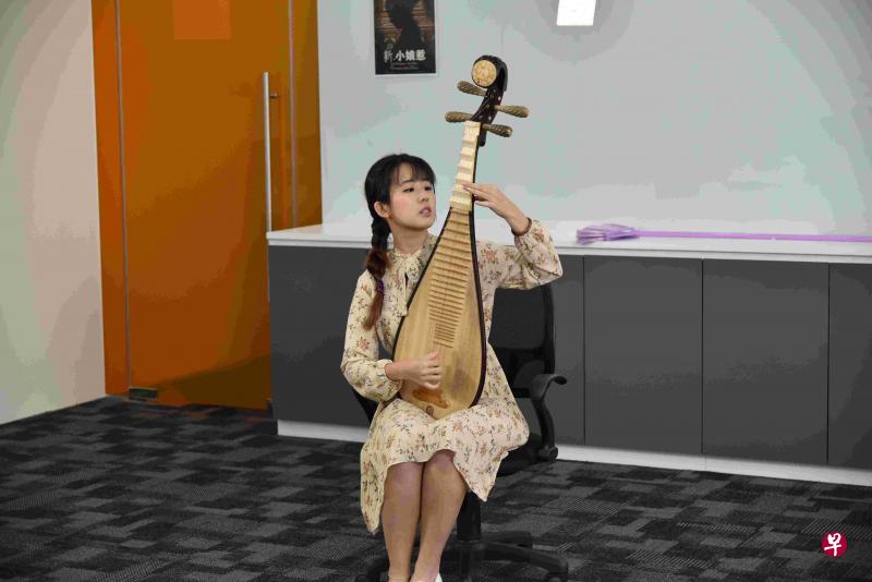 胡煜诗弹琵琶。(完美建信提供) 胡煜诗弹琵琶。(完美建信提供)