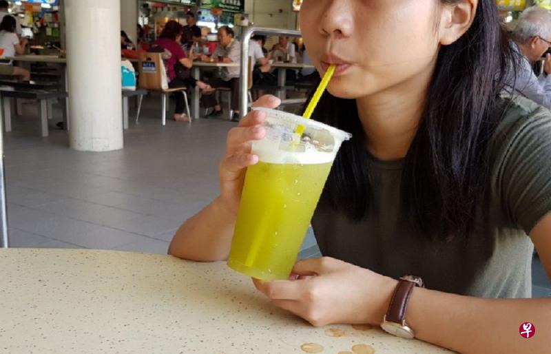 甘蔗水一杯起价两角。(洪璐华 摄) 甘蔗水一杯起价两角。(洪璐华 摄)