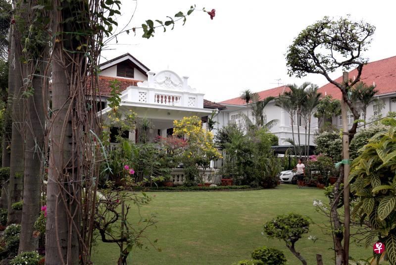 设计师洪锦华的父亲在1999年买下蒙巴登路733号洋房(左图)后,尽可能修复和保留了老房子原本的设计和格局,目前一家三代同住一屋檐下。受保留的巴克里路9号洋房(右图)与欧思礼路38号洋房相似,属于早期风格洋房,目前被改造为公寓俱乐部。(何炳耀摄/通讯及新闻部提供) 设计师洪锦华的父亲在1999年买下蒙巴登路733号洋房(左图)后,尽可能修复和保留了老房子原本的设计和格局,目前一家三代同住一屋檐下。受保留的巴克里路9号洋房(右图)与欧思礼路38号洋房相似,属于早期风格洋房,目前被改造为公寓俱乐部。(何炳耀摄/通讯及新闻部提供)