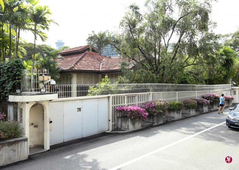 李光耀的欧思礼路38号故居,拥有120年历史,其所处的地段也蕴含了新加坡不同发展阶段的历史。(邝启聪摄) 李光耀的欧思礼路38号故居,拥有120年历史,其所处的地段也蕴含了新加坡不同发展阶段的历史。(邝启聪摄)