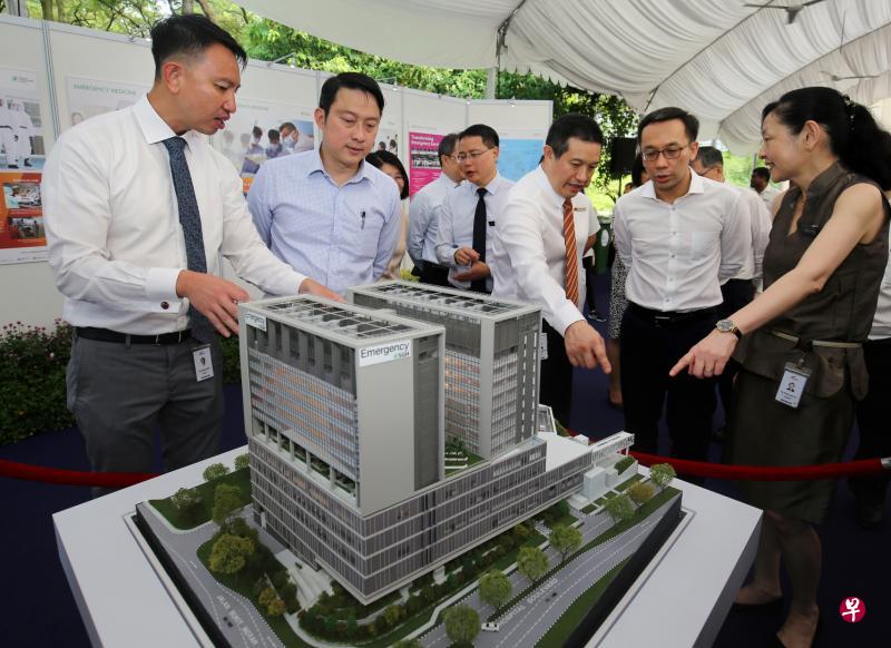 卫生部兼交通部高级政务部长蓝彬明医生(左二)和新加坡中央医院行政总裁郭永强(右三)参观急症科大楼的模型。(严宣融摄) 卫生部兼交通部高级政务部长蓝彬明医生(左二)和新加坡中央医院行政总裁郭永强(右三)参观急症科大楼的模型。(严宣融摄)