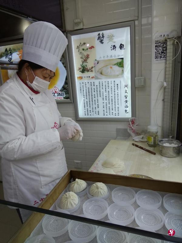 阿文蟹黄汤包的师傅正在示范做包子。 阿文蟹黄汤包的师傅正在示范做包子。