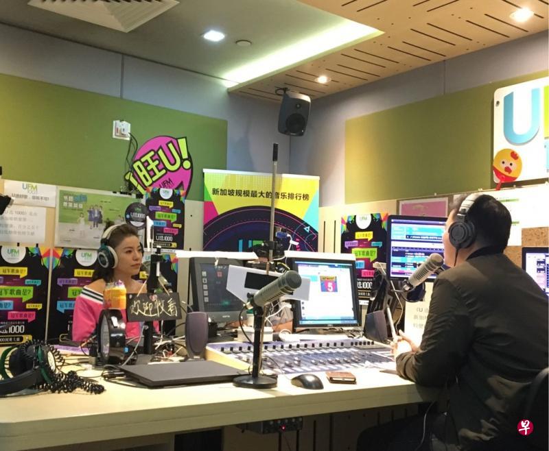 丁当（左）做客UFM100.3承尧主持的节目。（档案照）