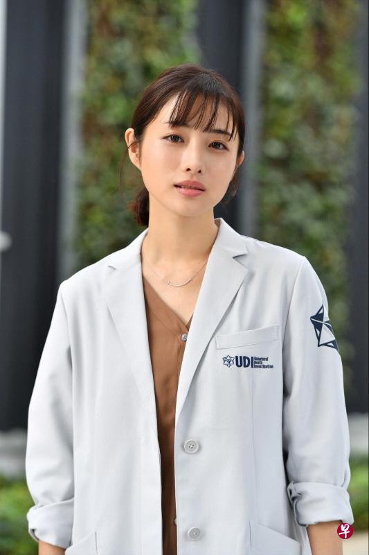 石原里美在《法医女王》饰演法医,专门调查非正常死亡案例,发掘真相。(Dreamax Television/TBS提供) 石原里美在《法医女王》饰演法医,专门调查非正常死亡案例,发掘真相。(Dreamax Television/TBS提供)