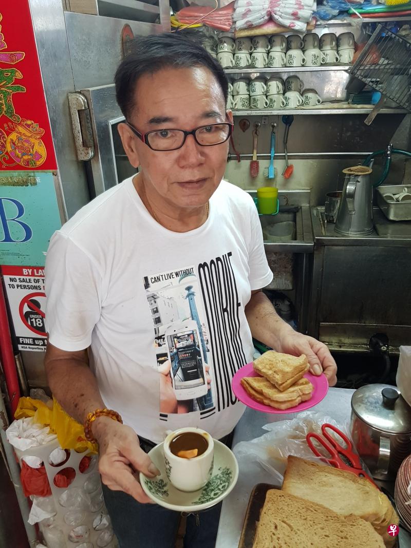 杨忠翮的咖啡乌最低只卖4角钱。(陈玉能 摄) 杨忠翮的咖啡乌最低只卖4角钱。(陈玉能 摄)