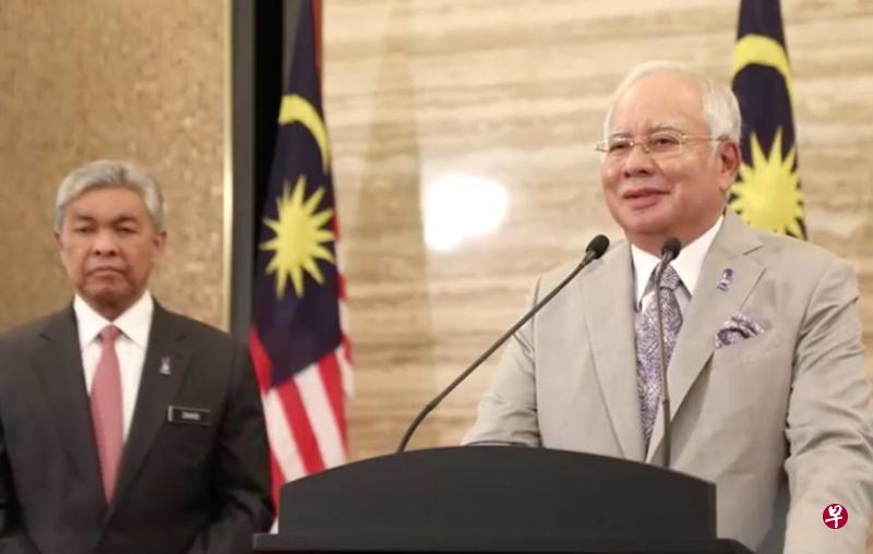 马来西亚首相纳吉(右)通过国营电视台宣布周六解散国会,为大选正式拉开序幕。左为副首相阿末扎希。(电视截图) 马来西亚首相纳吉(右)通过国营电视台宣布周六解散国会,为大选正式拉开序幕。左为副首相阿末扎希。(电视截图)