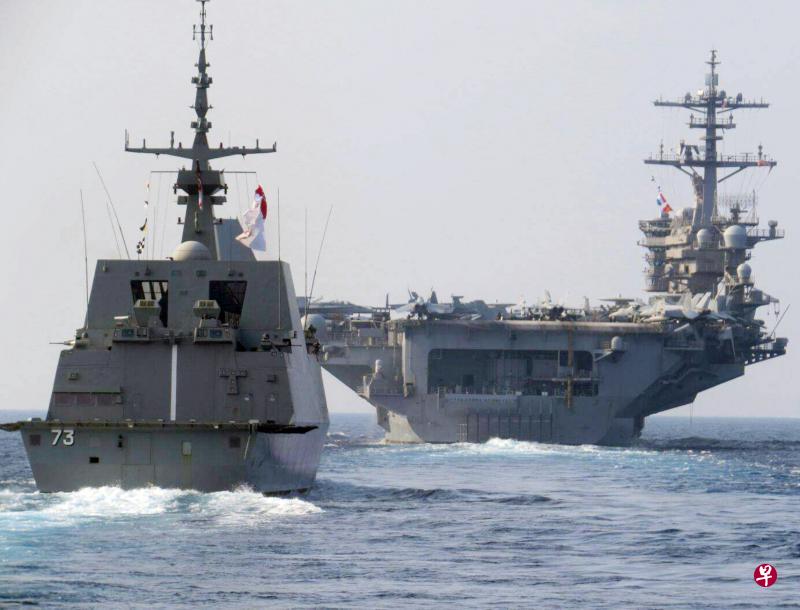 新加坡海军部队和美国海军昨天在南中国海南部公海举行演习。参与的包括我国海军的护卫舰精湛号(前)和美国罗斯福号航母(后)。(新加坡海军部队面簿) 新加坡海军部队和美国海军昨天在南中国海南部公海举行演习。参与的包括我国海军的护卫舰精湛号(前)和美国罗斯福号航母(后)。(新加坡海军部队面簿)