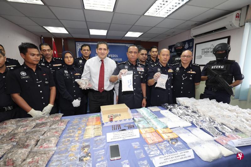 我国中央肃毒局和马来西亚皇家警察肃毒刑事调查部门联手捣毁一个以新山作为基地,专门运送毒品来新加坡的贩毒团伙。(林泽锐摄) 我国中央肃毒局和马来西亚皇家警察肃毒刑事调查部门联手捣毁一个以新山作为基地,专门运送毒品来新加坡的贩毒团伙。(林泽锐摄)