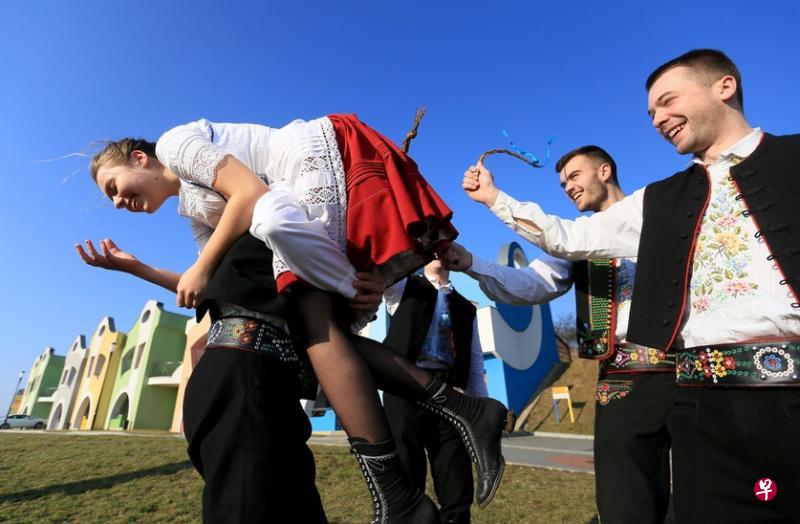 根据捷克民间习俗,复活节被鞭打,会带给女性一整年的美丽。(法新社) 根据捷克民间习俗,复活节被鞭打,会带给女性一整年的美丽。(法新社)