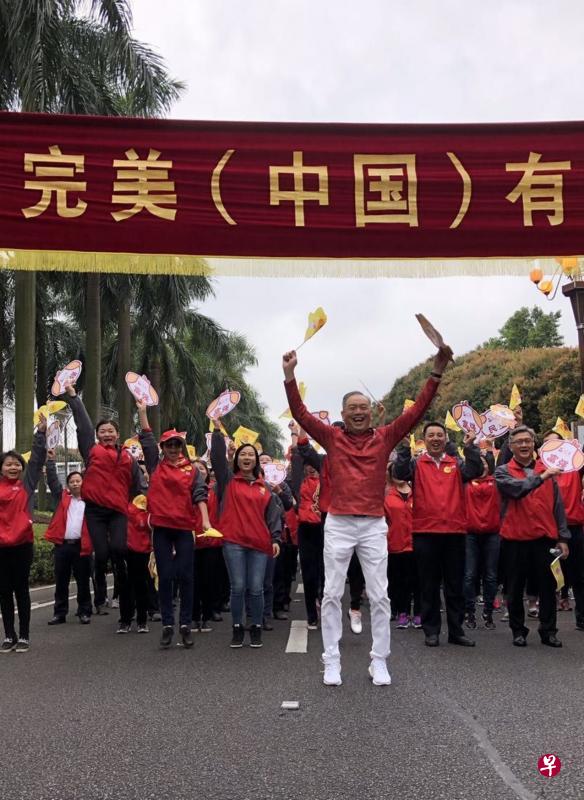 完美公司20多年来为慈善累计捐出近7亿元人民币善款,以实际行动回馈社会。图为许国伟(前中)带领员工参与广东中山市的“慈善万人行”活动。(受访者提供) 完美公司20多年来为慈善累计捐出近7亿元人民币善款,以实际行动回馈社会。图为许国伟(前中)带领员工参与广东中山市的“慈善万人行”活动。(受访者提供)