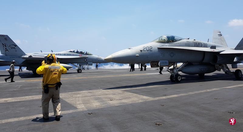 媒体昨天受邀乘军机到南中国海,登上美国罗斯福号航母参观。(魏瑜嶙摄) 媒体昨天受邀乘军机到南中国海,登上美国罗斯福号航母参观。(魏瑜嶙摄)