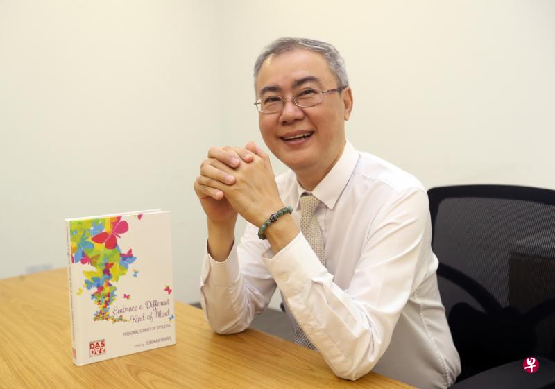 尽管有读写障碍,陈德威仍在事业上闯出一片天,他目前是新加坡国立大学一个部门的副主任。(吴伟国摄) 尽管有读写障碍,陈德威仍在事业上闯出一片天,他目前是新加坡国立大学一个部门的副主任。(吴伟国摄)