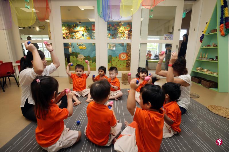 学前教育业者“幼乐园” 近期在部分托儿所推出家长推荐计划,家长可介绍朋友为孩子报读相同的托儿所,若对方成功报读,双方家长可获礼券。(档案照片) 学前教育业者“幼乐园” 近期在部分托儿所推出家长推荐计划,家长可介绍朋友为孩子报读相同的托儿所,若对方成功报读,双方家长可获礼券。(档案照片)