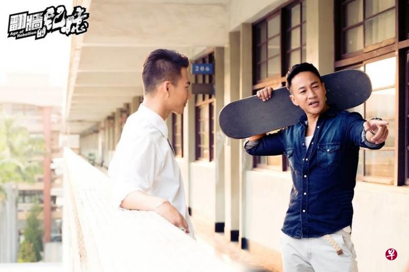 何润东(右)剧中演出放任学生作弊作恶的导师。 何润东(右)剧中演出放任学生作弊作恶的导师。