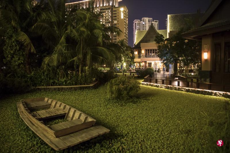 随着中国迎接改革开放40周年以及博鳌亚洲论坛的召开,海南商界希望官方能宣布一些利好政策,帮助海南延续建设“国际旅游岛”的梦想。图为北京今典集团投资建设在三亚亚龙湾红树林度假酒店。(彭博社) 随着中国迎接改革开放40周年以及博鳌亚洲论坛的召开,海南商界希望官方能宣布一些利好政策,帮助海南延续建设“国际旅游岛”的梦想。图为北京今典集团投资建设在三亚亚龙湾红树林度假酒店。(彭博社)