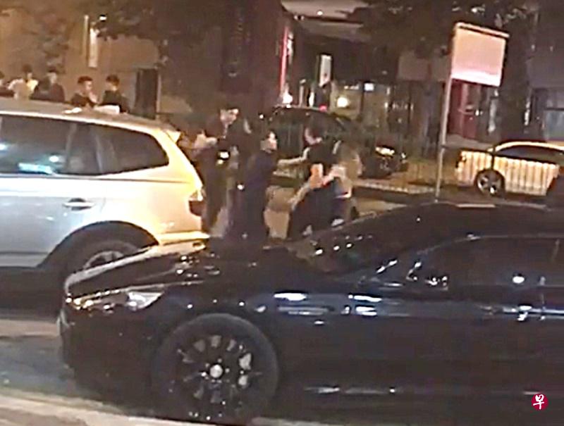 大批警员抵达现场,超过20公众围观。(取自网络) 大批警员抵达现场,超过20公众围观。(取自网络)