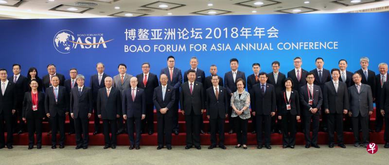 习近平(前排中)昨天在海南博鳌与萧万长(前排右七)及台湾企业代表逐一握手后拍集体照。(中新社) 习近平(前排中)昨天在海南博鳌与萧万长(前排右七)及台湾企业代表逐一握手后拍集体照。(中新社)