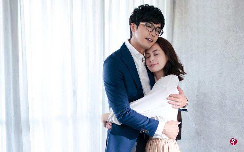 “长颈鹿”贺军翔(左)与“松鼠”阿娇由恋人闪婚变夫妻,跳过磨合期,许多问题在婚后逐渐暴露。(互联网) “长颈鹿”贺军翔(左)与“松鼠”阿娇由恋人闪婚变夫妻,跳过磨合期,许多问题在婚后逐渐暴露。(互联网)