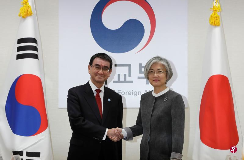 康京和(右)在韩国外交部大楼同到访的河野太郞合影。(法新社) 康京和(右)在韩国外交部大楼同到访的河野太郞合影。(法新社)