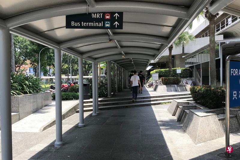 林女士表示,儿子一下巴士,就被两名青年拦截,强迫儿子捐钱。(蔡玮谦摄) 林女士表示,儿子一下巴士,就被两名青年拦截,强迫儿子捐钱。(蔡玮谦摄)