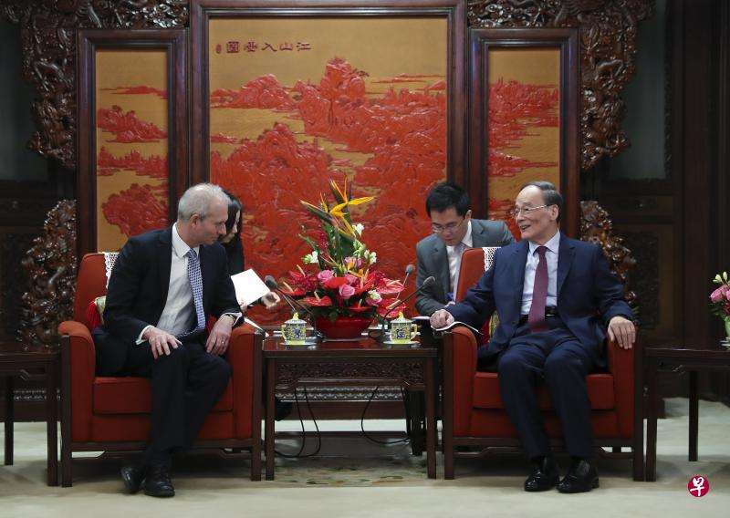 中国国家副主席王岐山(右)昨天在北京中南海,会见英国内阁办公厅大臣利丁顿率领的第十届中英政党对话英方代表团。(中新社) 中国国家副主席王岐山(右)昨天在北京中南海,会见英国内阁办公厅大臣利丁顿率领的第十届中英政党对话英方代表团。(中新社)