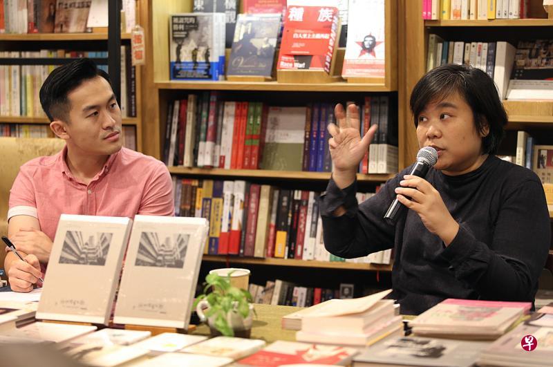 导演邓宝翠(右)畅谈《我们唱着的歌》的成书过程。左为主持人陈宇昕。 导演邓宝翠(右)畅谈《我们唱着的歌》的成书过程。左为主持人陈宇昕。