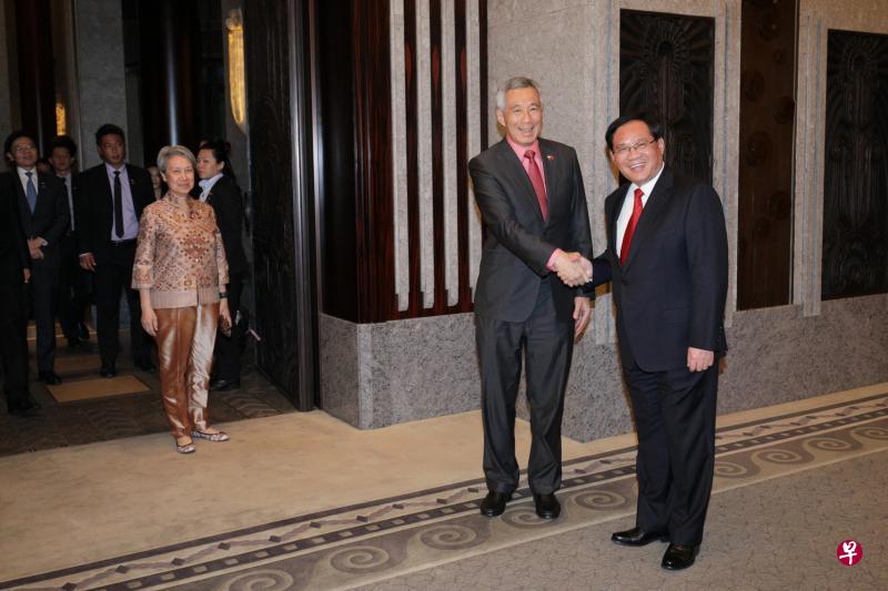 中共政治局委员、上海市委书记李强(右)昨天在上海西郊宾馆的宴会厅,迎接李显龙总理(中)以及陪同总理访华的总理夫人何晶(左)等。(何家俊摄) 中共政治局委员、上海市委书记李强(右)昨天在上海西郊宾馆的宴会厅,迎接李显龙总理(中)以及陪同总理访华的总理夫人何晶(左)等。(何家俊摄)